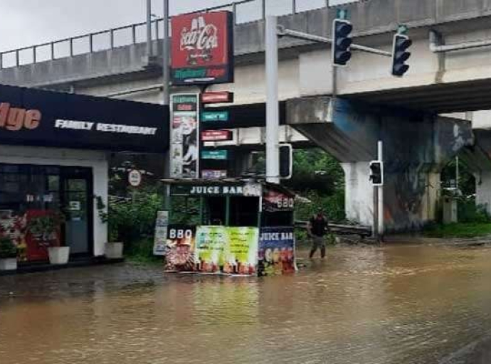 දක්ෂිණ අධිවේගී මාර්ගයේ කඩුවෙල පිටවීම ජලයෙන් යටවී ඇත - විකල්ප ක්‍රියාමාර්ග අනුගමනය කරන්න